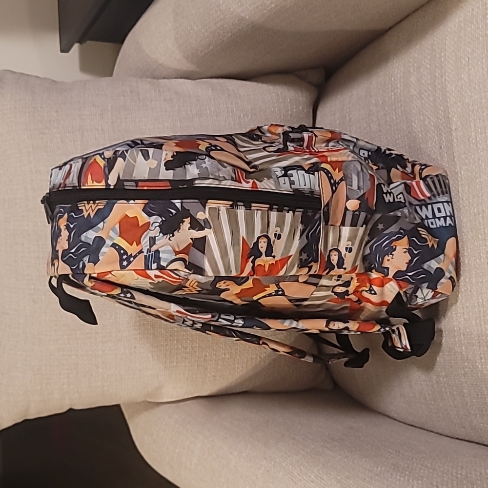 Wonder Woman Backpack - Picture 4 of 8